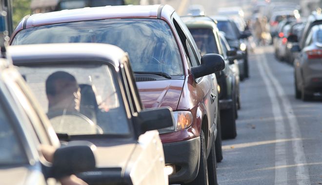 COLOANE DE MAȘINI! Autoturismele se deplasează cu zece kilometri la oră - masinitrafickichiginshutterstock-1528019936.jpg