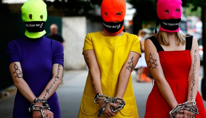 Acțiunile politice ale grupului Pussy Riot, complet nepotrivite - maskedpussyriotsupportersstagede-1392828214.jpg