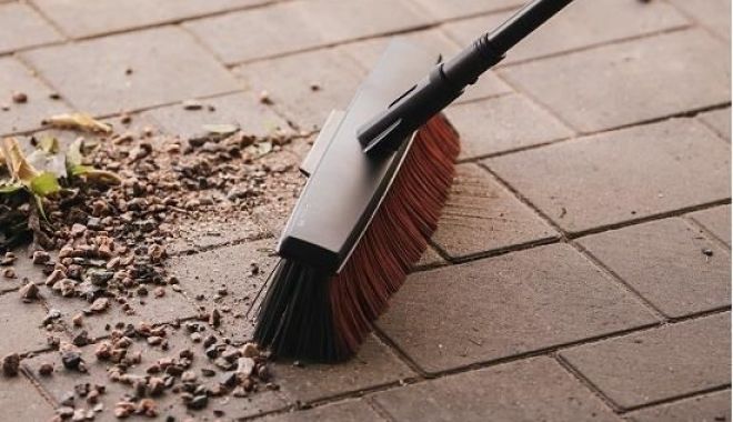 Fost primar, condamnat să dea cu mătura la primărie, după ce a obţinut ilegal bani europeni - mat-1630157183.jpg