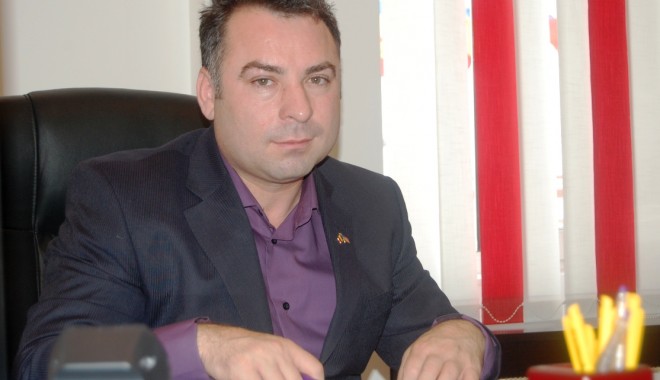 Primarul Matei le dă cartofi năvodărenilor cu probleme financiare - matei-1316427494.jpg