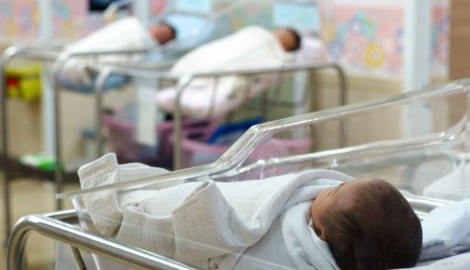 Cazul fetiţelor încurcate la externarea din maternitatea Ploieşti. Măsuri disciplinare faţă de asistentă!