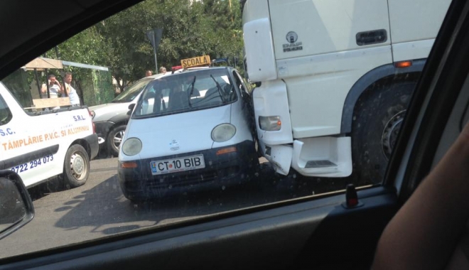Accident rutier la Constanța. Mașină de școală de șoferi, lovită de TIR - matiz-1469529400.jpg