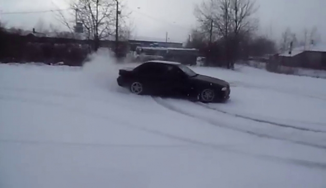 Opt tineri au riscat făcând drifturi pe zăpadă și au fost amendați - maxresdefault-1484310651.jpg