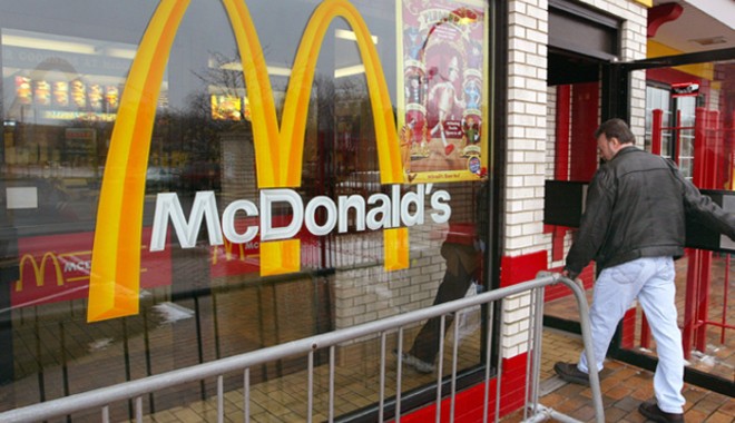 VIDEO: Două femei, bătute crunt de un casier McDonald’s. Atenție! Imagini șocante! - mcdonalds-1318689651.jpg