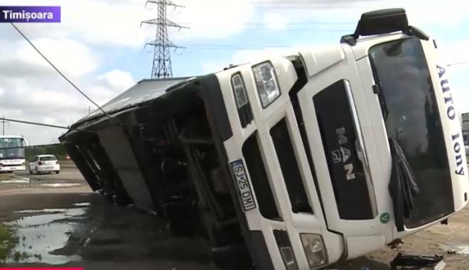 ROMÂNIA, SUB AVERTIZARE METEO! Două camioane au fost răsturnate de vijelie