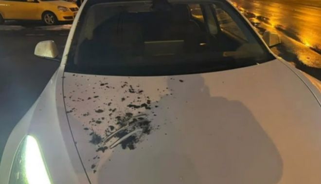 Un fragment din Pasajul Basarab a căzut pe o mașină aflată în trafic