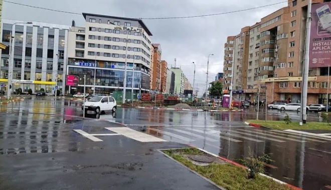 Un Matiz a fost luat pe sus de vânt. Mașina a ajuns într-un sens giratoriu