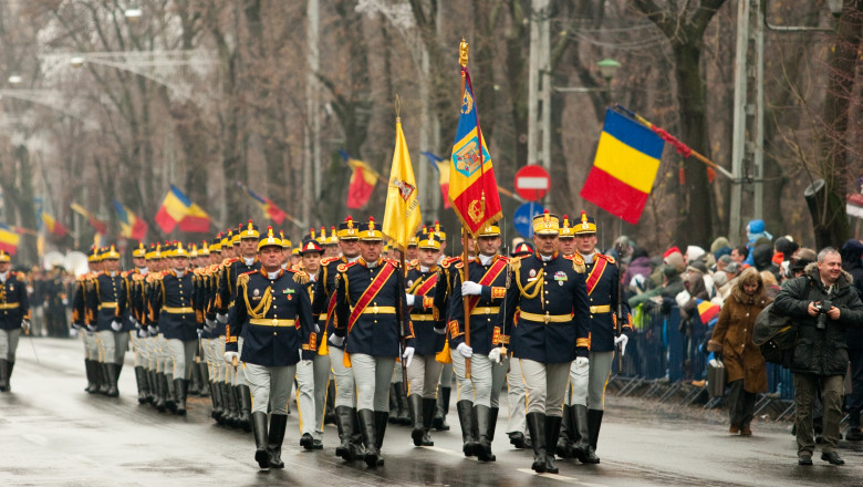 Repetiţii generale pentru Parada Militară de 1 Decembrie. Vor fi trase 21 de salve de tun