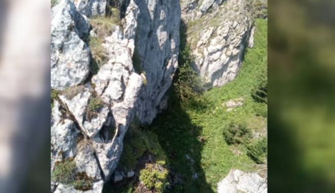 Un motociclist a căzut în gol aproximativ 15 metri, cu tot cu motocicletă, în Masivul Rarău