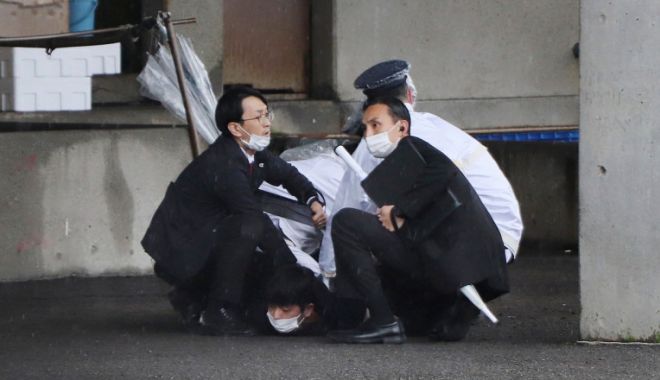 Premierul Japoniei, evacuat după ce s-a auzit o explozie în timp ce ținea un discurs - mdkyntvjnthkzthhmjq2mju5mtkzmzk2-1681540278.jpg