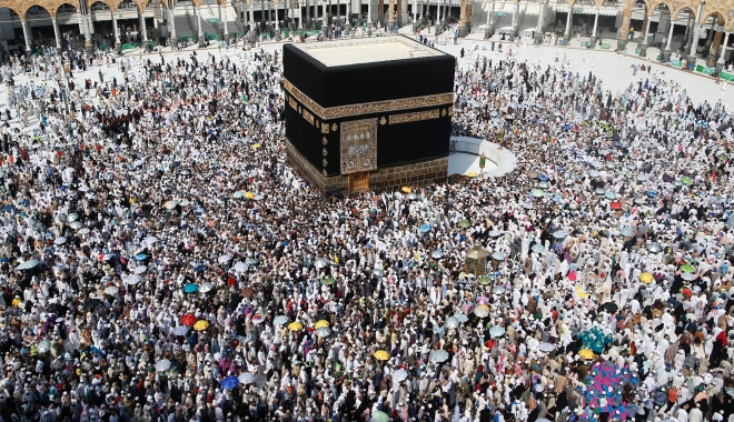 CLIPE DE GROAZĂ. Un bărbat s-a aruncat în aer. 11 persoane, rănite - mecca-1498282817.jpg