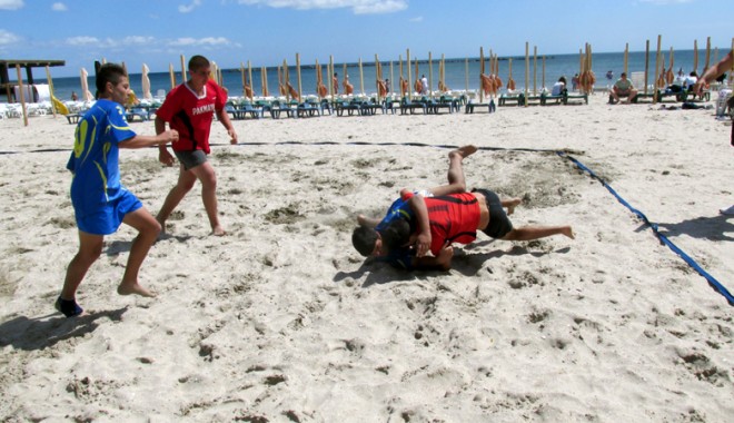 Galerie FOTO. Cine sunt laureații Turneului Oval 5 Beach Rugby România - meci2-1403806540.jpg