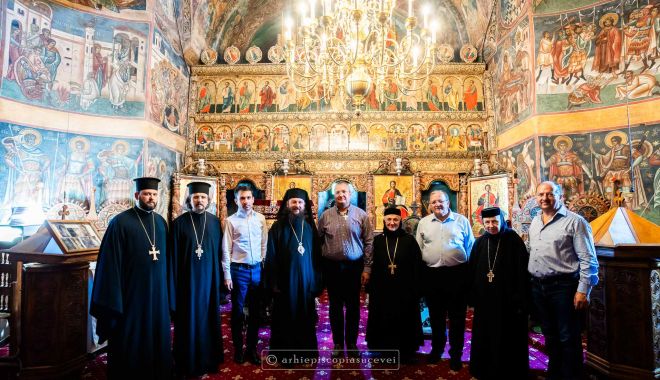 Ciucă a vizitat mănăstirea Voroneț și a primit ”Crucea Bucovinei” pentru “susținerea bisericii”