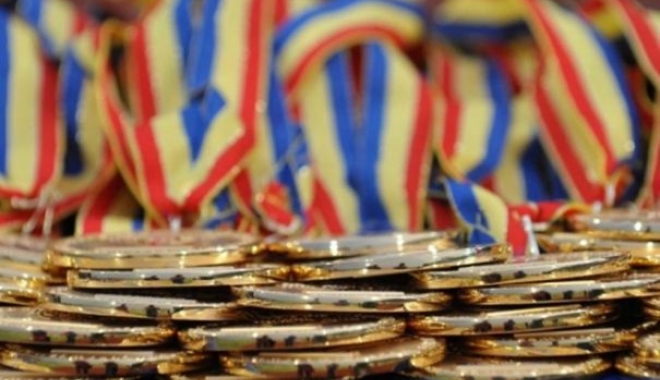 România, pe podium! Cinci medalii de aur, trei de argint și trei de bronz, în prima zi a Campionatelor Balcanice - medalii465x390-1466926861.jpg