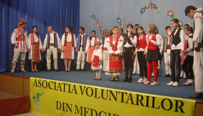 Primarul Marian Iordache i-a premiat pe voluntarii din Medgidia - medgidia-1352215959.jpg