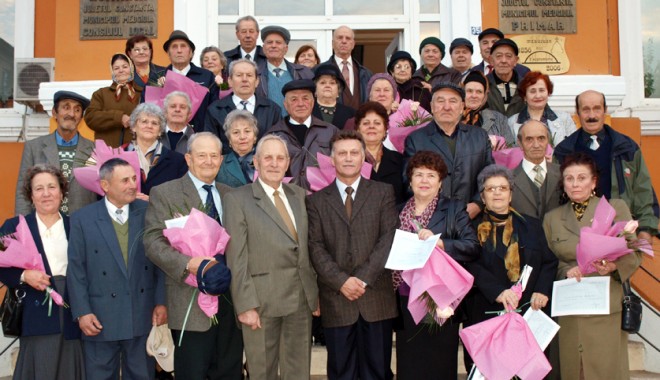 Cuplurile căsătorite de 50 de ani, sărbătorite la Medgidia - medgidianuntadeaur-1320158987.jpg