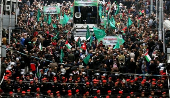 Sute de studenți iranieni au ieșit în stradă. Iată motivul - media151462049176656800-1546246890.jpg