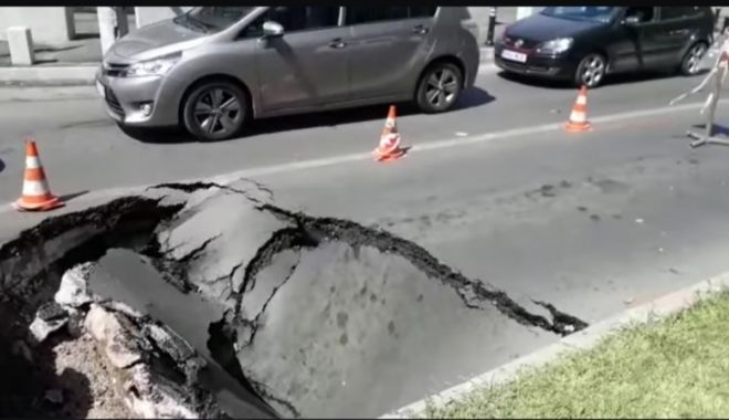 Un bărbat a căzut cu mașina într-o groapă formată sub asfalt - media156629859651523500-1575549590.jpg