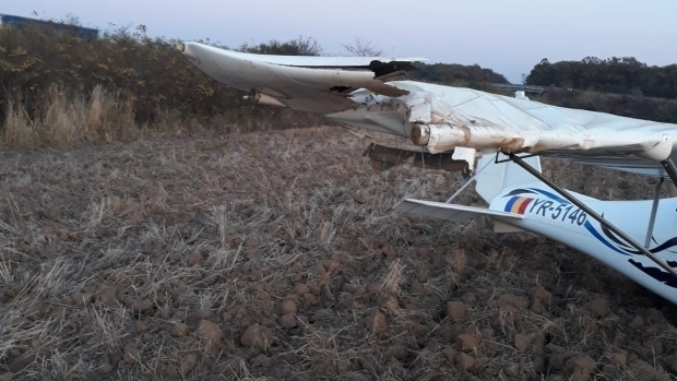 CLIPE TERIBILE! Un avion a aterizat forțat, lângă autostradă - media15715936695474000019704200-1571639180.jpg