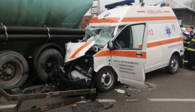 Ambulanță, în coliziune cu o cisternă! Asistenta în stare gravă, preluată de elicopter! - media167006747674303900-1670073558.jpg