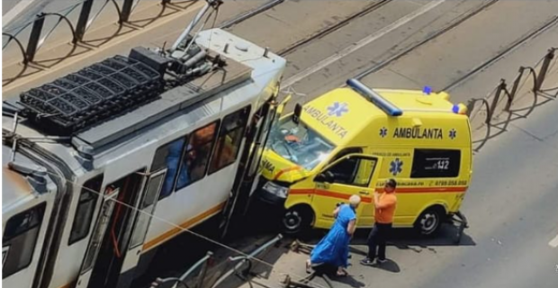 O ambulanță s-a ciocnit frontal cu un tramvai. Șoferul a pierdut controlul autosanitarei