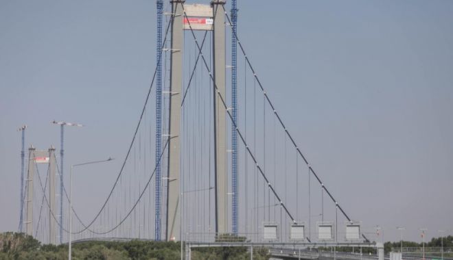 Alertă la noul pod de la Brăila: Un bărbat amenință că se aruncă în Dunăre, traficul a fost blocat - media168864488993232900-1692802910.jpg