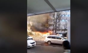 O mașină a explodat! Martorii susțin că ar fi fost o persoană în interiorul autotursimului