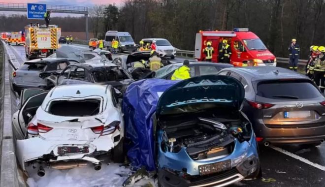 Dezastru pe autostradă! Morți și răniți după o coliziune între 40 de mașini