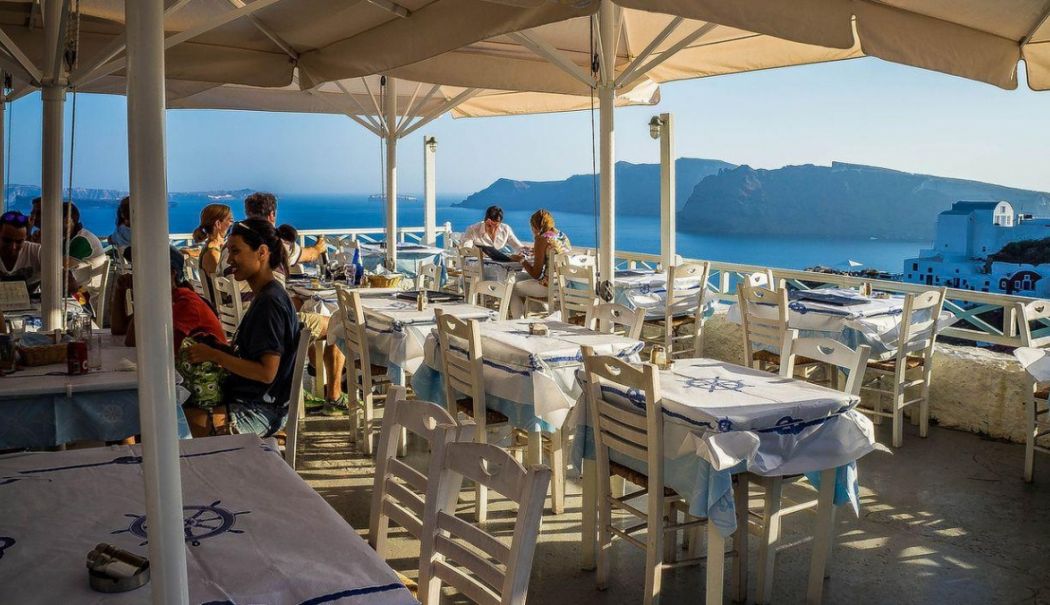 Țeapă în stil românesc! Mai mulți turiști acuzați că au mâncat la o tavernă în Grecia și nu au plătit
