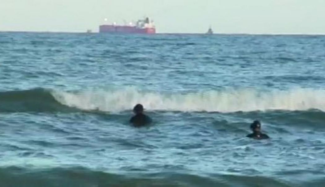 Trupurile celor doi bărbați înecați în urmă cu 9 zile, plutesc încă pe mare. Familiile revoltate pe autorități