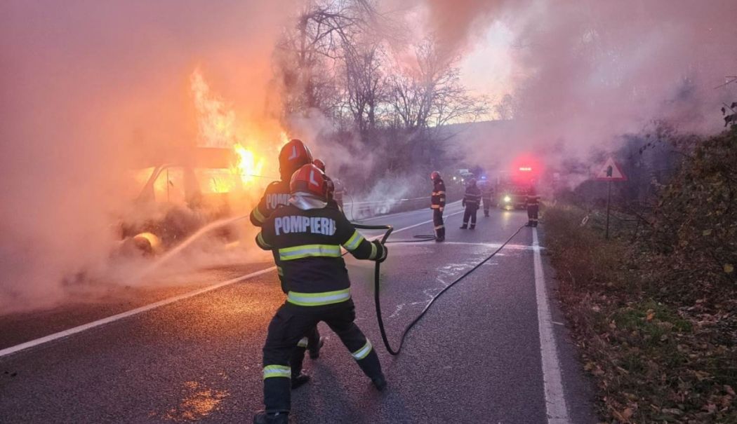 Trafic blocat pe un drum național. Un microbuz cu muncitori a luat foc în mers - media173199546016291300-1731999684.jpg