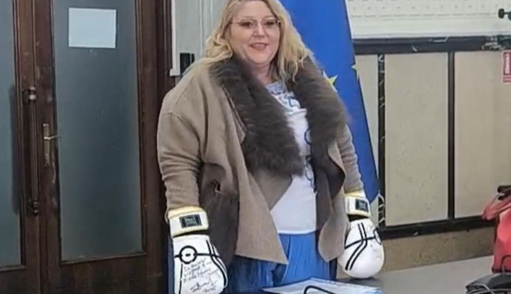 Diana Șosoacă a venit la BEC purtând mânuși de box: “Am venit să mă mai lupt o dată cu sistemul”