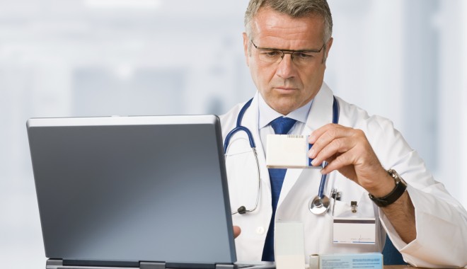 Aproximativ 3% dintre doctorii și 5-10% dintre asistentele din România emigrează în fiecare an - medic-1370002703.jpg