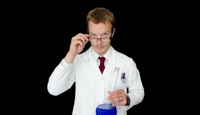 Medicină, cu rangă și ciocan - medic-1433675952.jpg