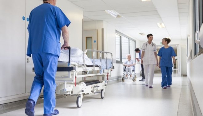 Problema salarizării cadrelor medicale continuă. Situația ar putea declanșa greva generală - medic-1460537154.jpg