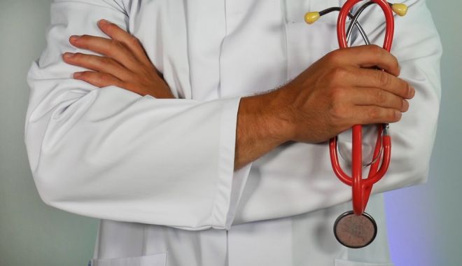 Pedeapsa primită de medicul român din UK care le spunea pacienților să stea 