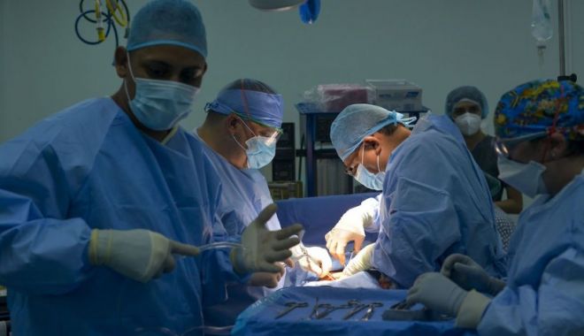 Mai mulţi medici sunt acuzaţi că au făcut proceduri medicale estetice fără autorizație