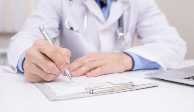 STUDIU: În mediul rural, un medic se ocupă de starea de sănătate a peste 1.500 de locuitori - medic-1658238312.jpg