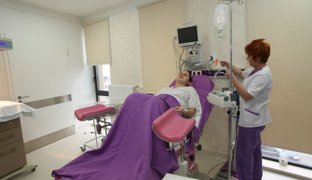 A murit în sala de operații, în timp ce ajuta o femeie să nască. Medicul s-a prăbușit din senin - medic-mort-1742907388.jpg