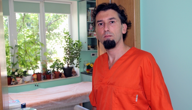 EXCLUSIV / ÎNCĂ O FETIȚĂ, DE OPT ANI, VIOLATĂ DE MEDICUL HOMEOPAT DIN CONSTANȚA, CARE-ȘI TRATA PACIENTELE CU PERVERSIUNI SEXUALE - medic1465405184-1466501180.jpg