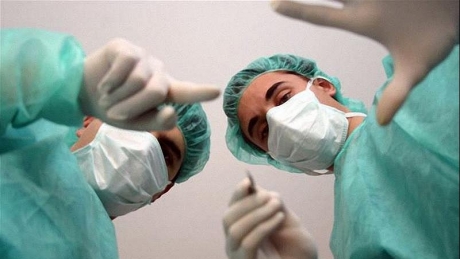 Medicii constănțeni învață cum se fac operații plastice la copiii de până în patru ani - medic15701000-1314359526.jpg