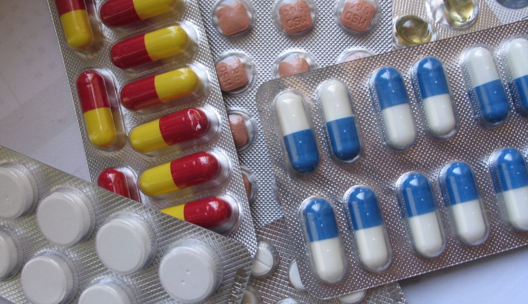Și-a găsit sfârșitul după ce s-a tratat cu medicamente, fără să consulte un medic. Iată ce simptome avea - medicamente-1750936176.jpg