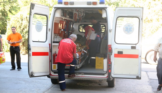 Explozie într-un bloc din Bumbești Jiu. Trei răniți și zece garsoniere afectate - medici-1353054165.jpg