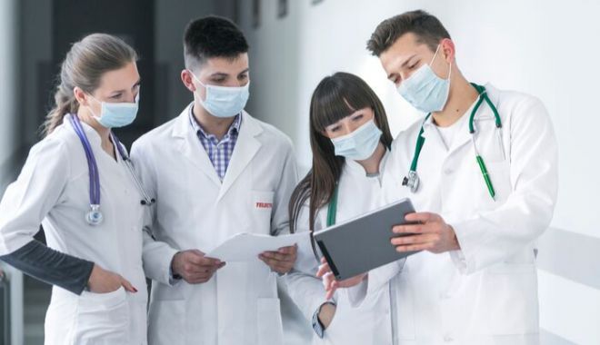 Peste 200 de studenți de la Medicină s-au înscris voluntari ca să-i ajute pe medici - medici-1584603380.jpg