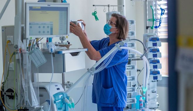 Pro sau contra carantinării. „Covidul circulă cât găsește populație neinfectată” - medici-1604342214.jpg