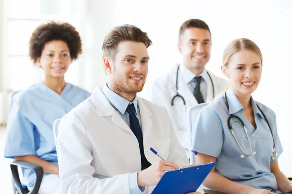 SANITAS critică propunerea privind anii obligatorii de muncă în România pentru medici - medici-1770819716.webp