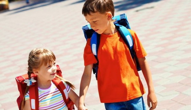 Ministrul Educației vrea ghiozdane mai ușoare pentru elevi. 