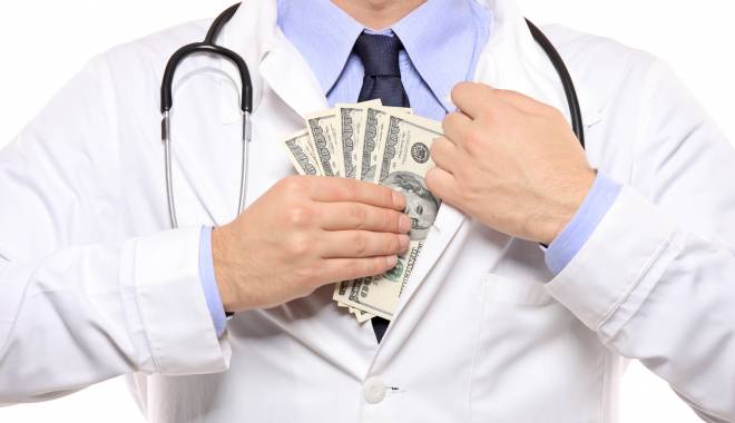 Lovitură dură! Medici cercetați penal pentru mită - medicimita-1417619444.jpg