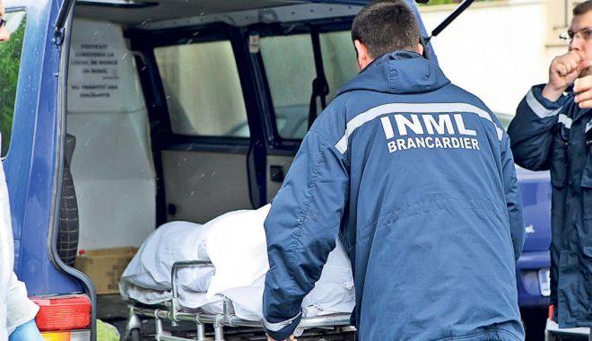 Femeie de 33 de ani, găsită moartă în apartament. Iubitul ei ar fi stat cu cadavrul în casă