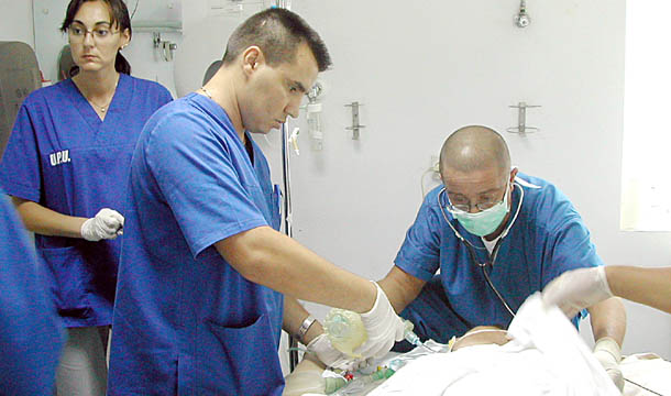 80% din medicii ar pleca la muncă peste hotare - medicirezidenti-1312289306.jpg